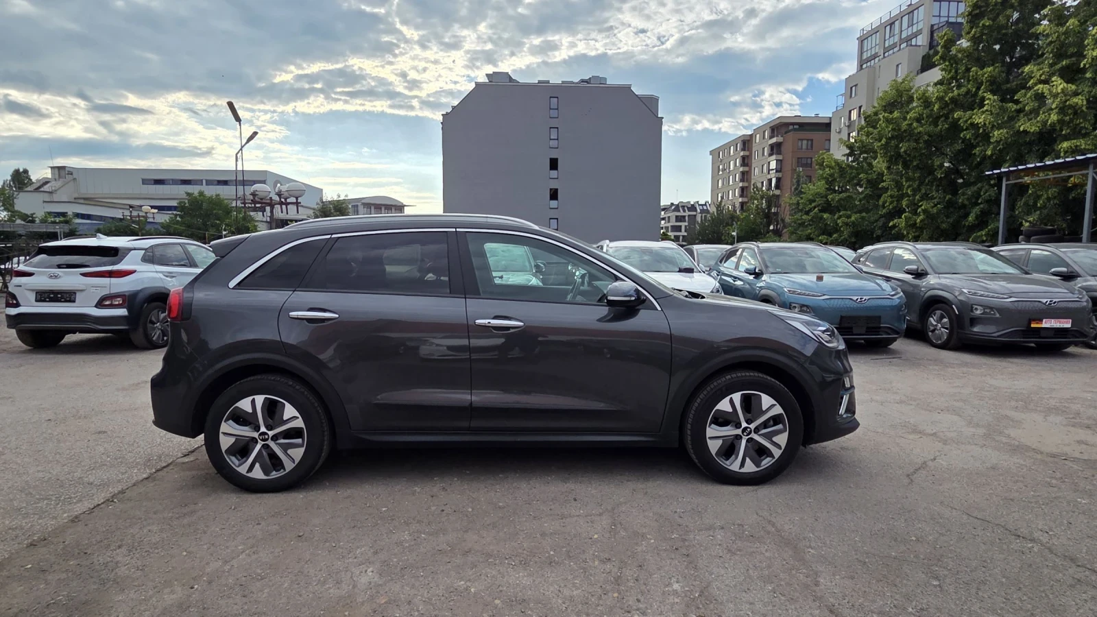 Kia Niro SOH100%/Premium/В ГАРАНЦИЯ/СЕРВИЗНА КНИЖКА, снимка 2 - Автомобили и джипове - 54982597