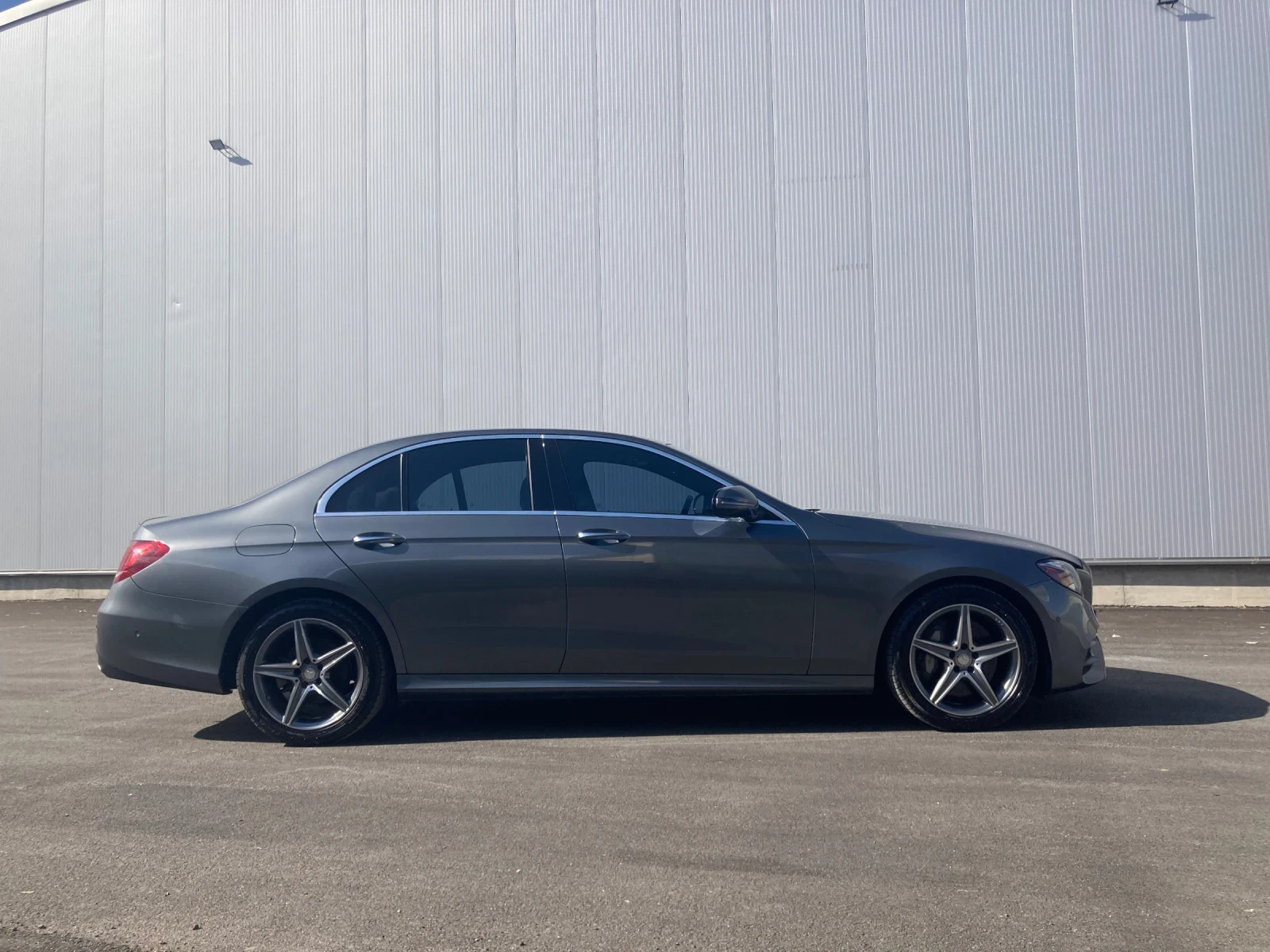 Mercedes-Benz E 300 4Matic/AMG/Серв. ист./2 ключа/Масаж/CarPlay/Пано/ - изображение 2