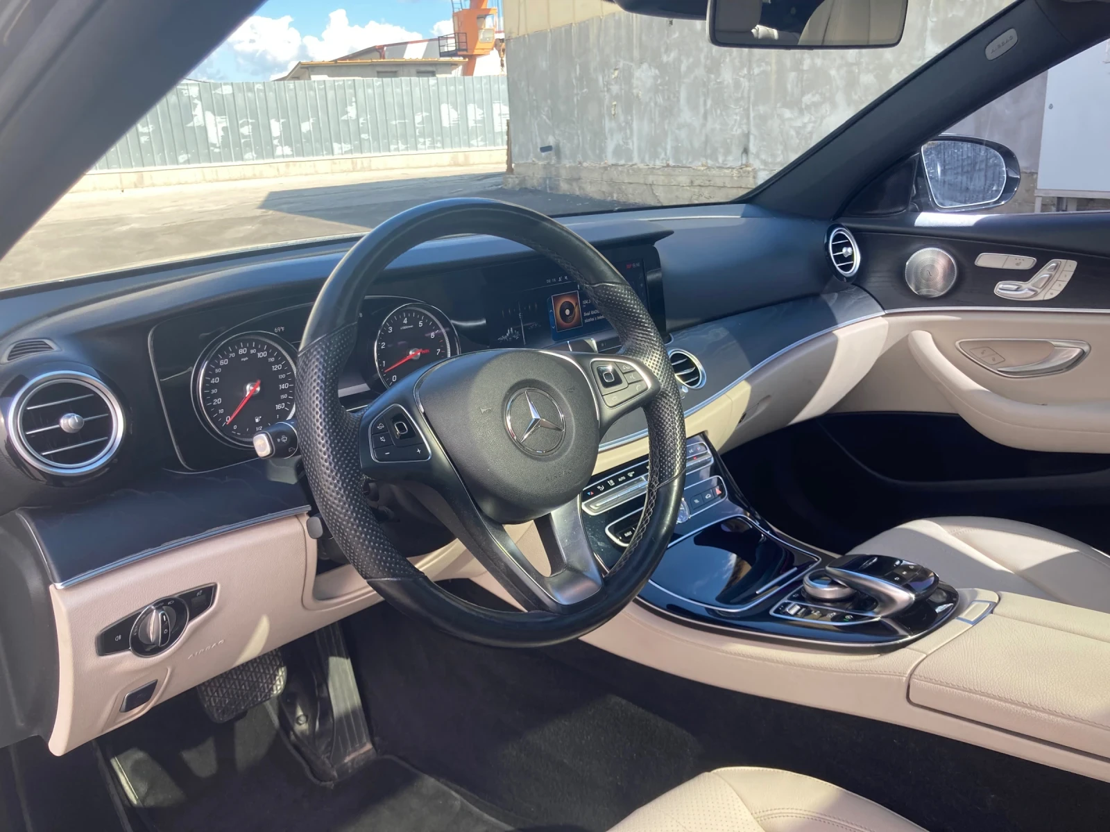Mercedes-Benz E 300 4Matic/AMG/Серв. ист./2 ключа/Масаж/CarPlay/Пано/ - изображение 10