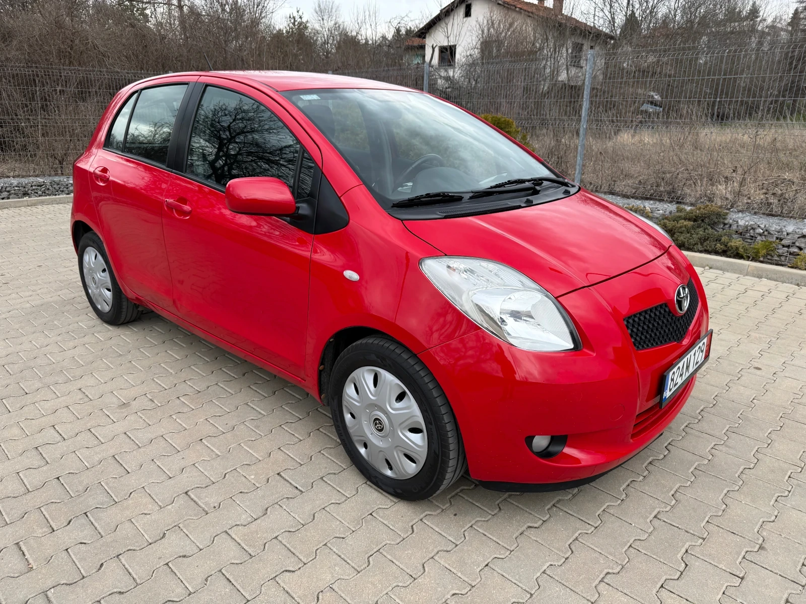 Toyota Yaris 1.3 VVT-I Автоматик, снимка 4 - Автомобили и джипове - 53891401