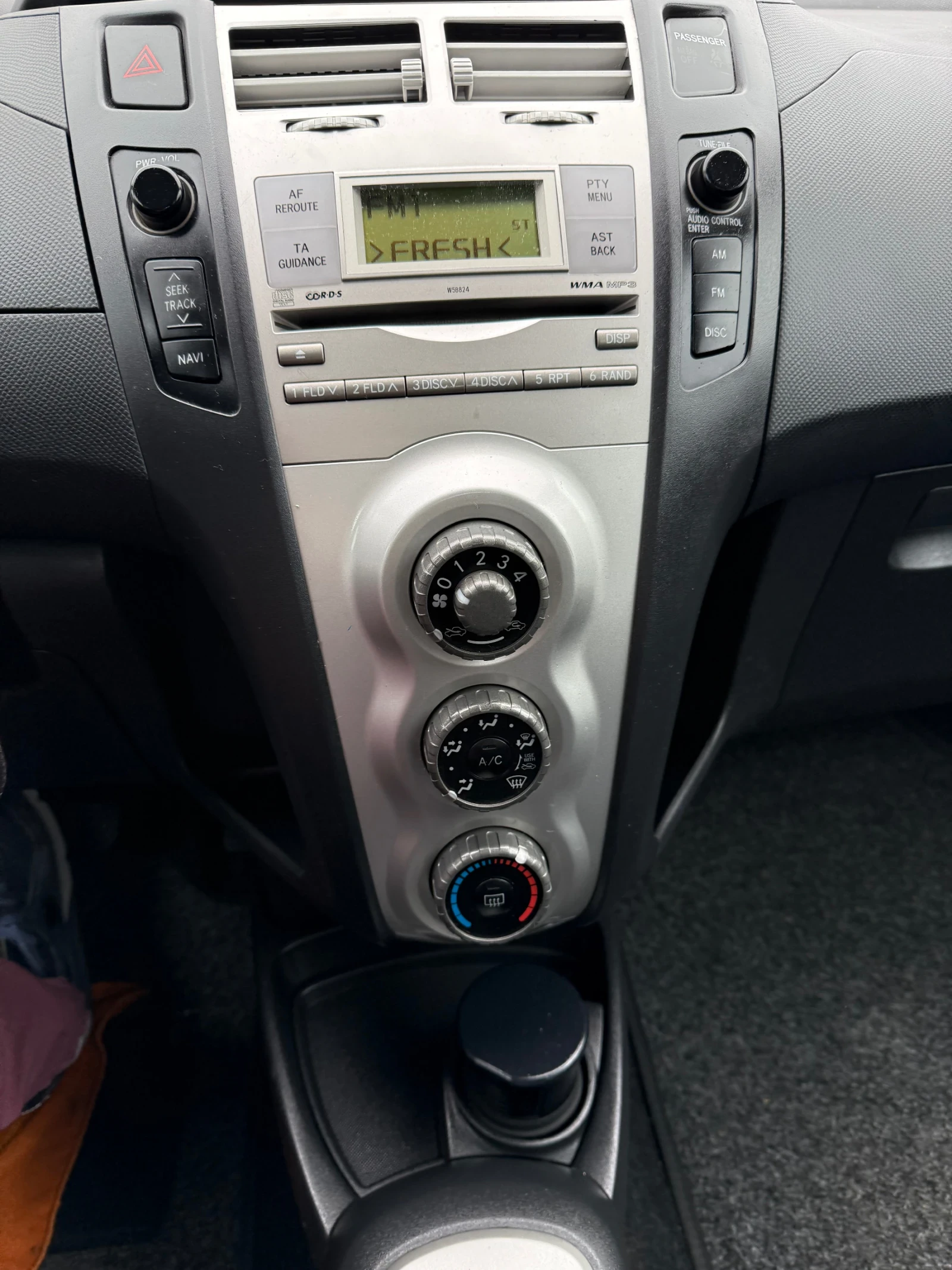 Toyota Yaris 1.3 VVT-I Автоматик, снимка 15 - Автомобили и джипове - 53891401