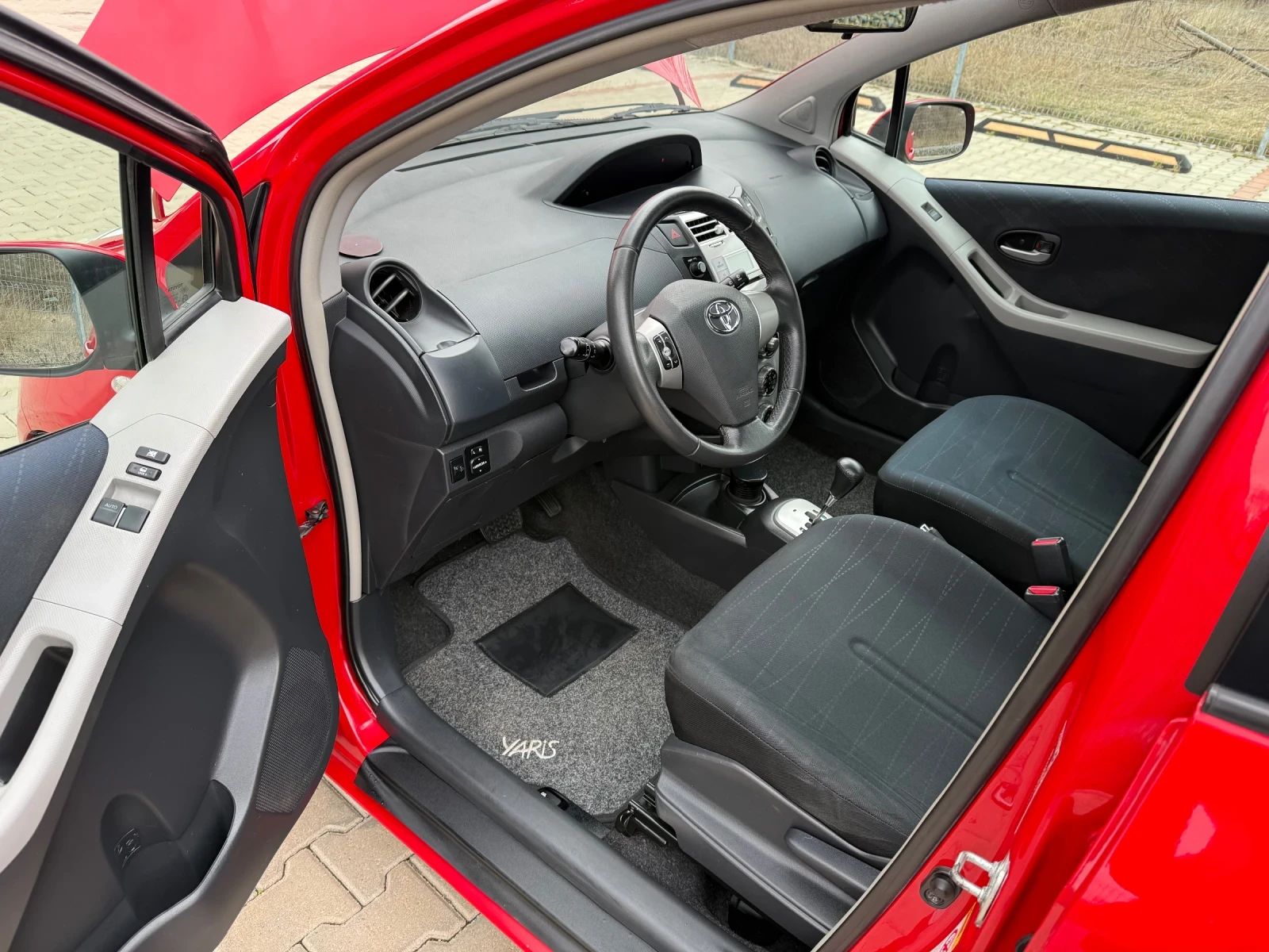 Toyota Yaris 1.3 VVT-I Автоматик, снимка 12 - Автомобили и джипове - 53891401