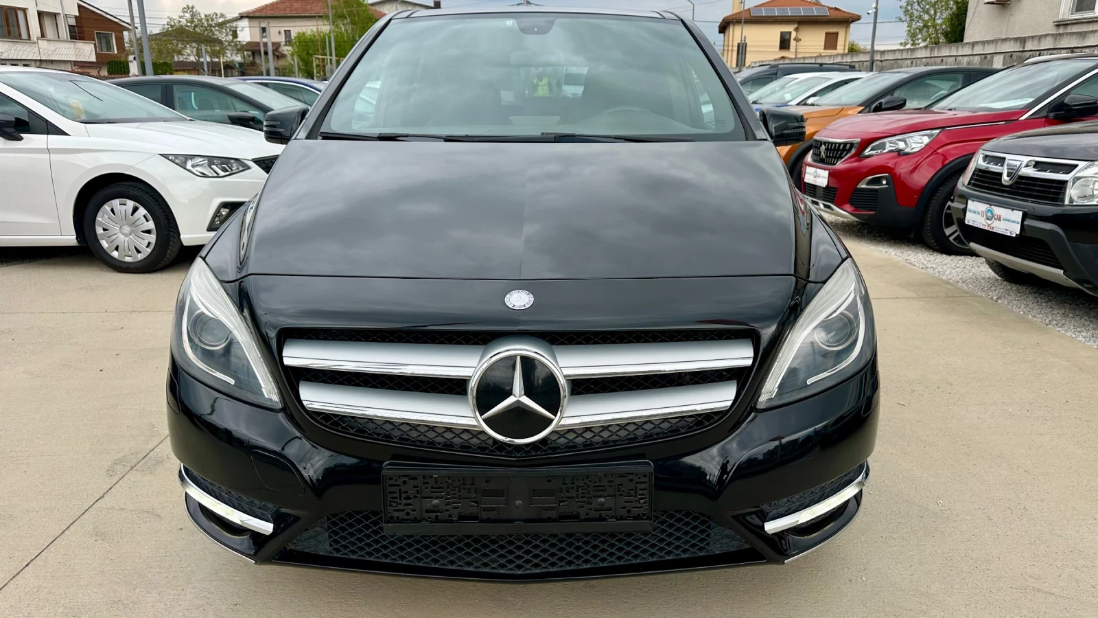 Mercedes-Benz B 180 Ксенон!Лед!Кожа!Панорама!Нов съединител!!!, снимка 2 - Автомобили и джипове - 54887566