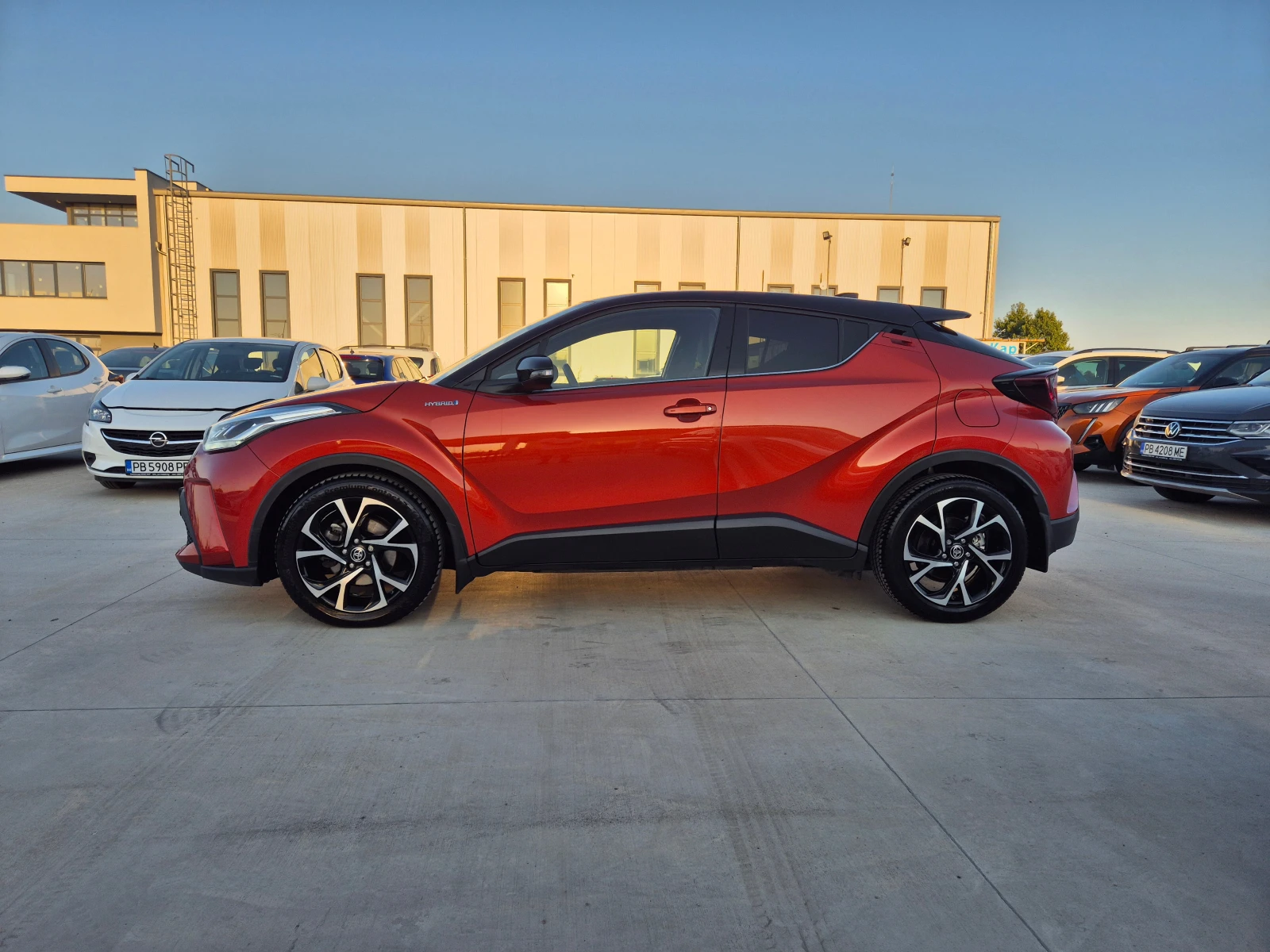 Toyota C-HR  CLUB 1.8 HYBRID AT - изображение 2