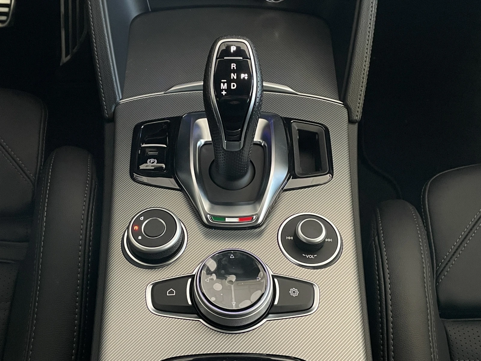 Alfa Romeo Stelvio  VELOCE 2.0 Petrol 280 hp AT8 Q4, снимка 12 - Автомобили и джипове - 54139216