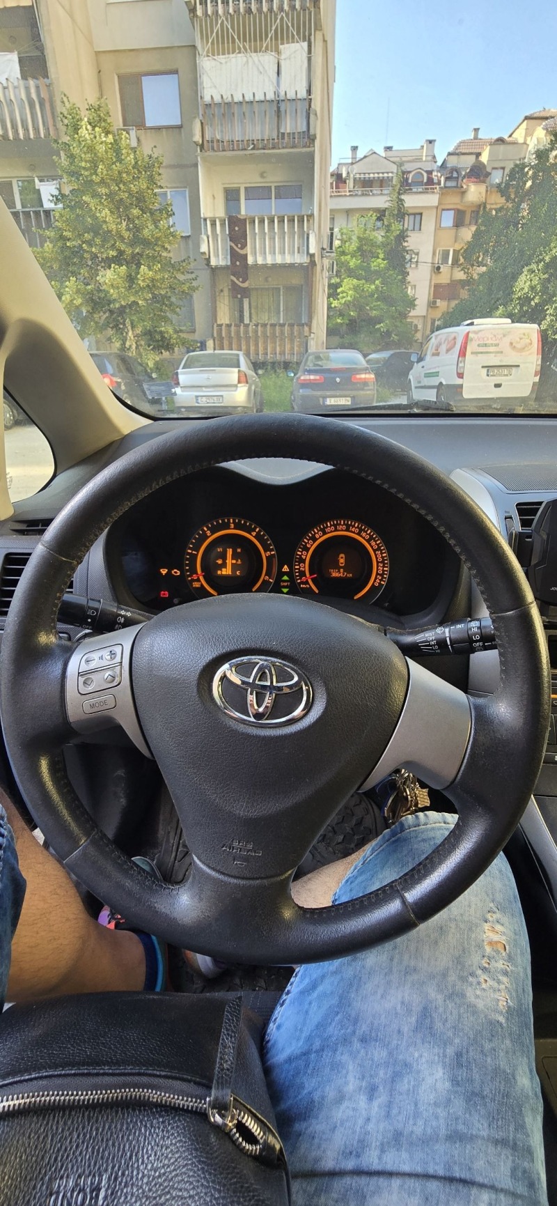 Toyota Auris, снимка 1 - Автомобили и джипове - 46060639