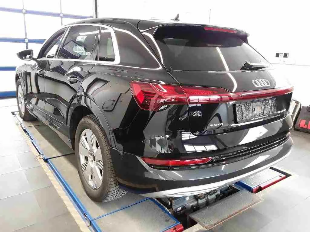 Audi E-Tron 55 Quattro - изображение 4
