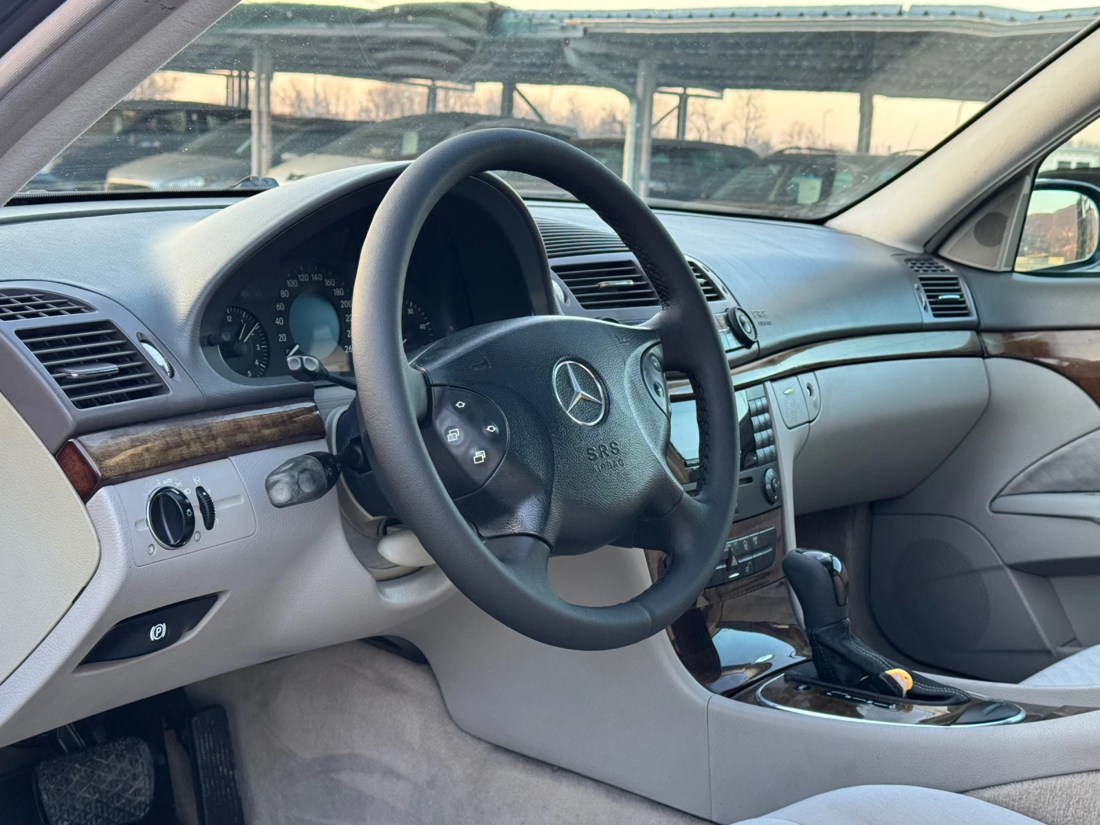 Mercedes-Benz E 220, снимка 5 - Автомобили и джипове - 53850887