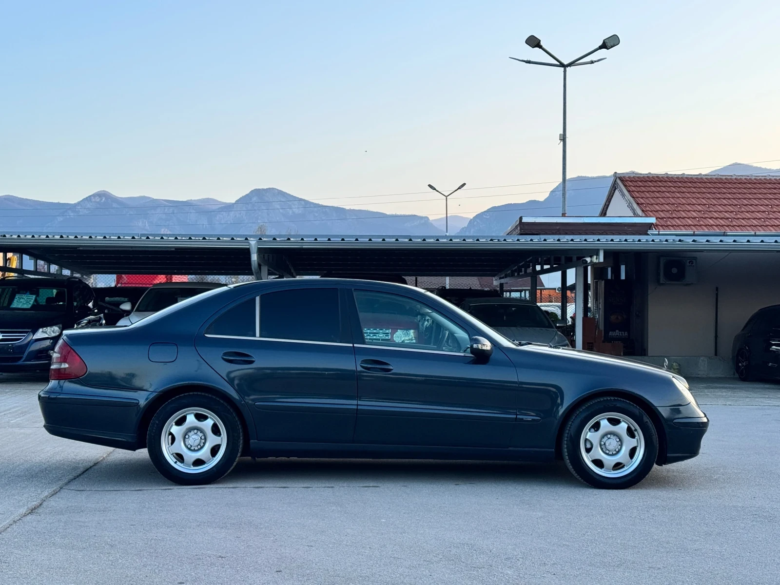 Mercedes-Benz E 220, снимка 4 - Автомобили и джипове - 53850887