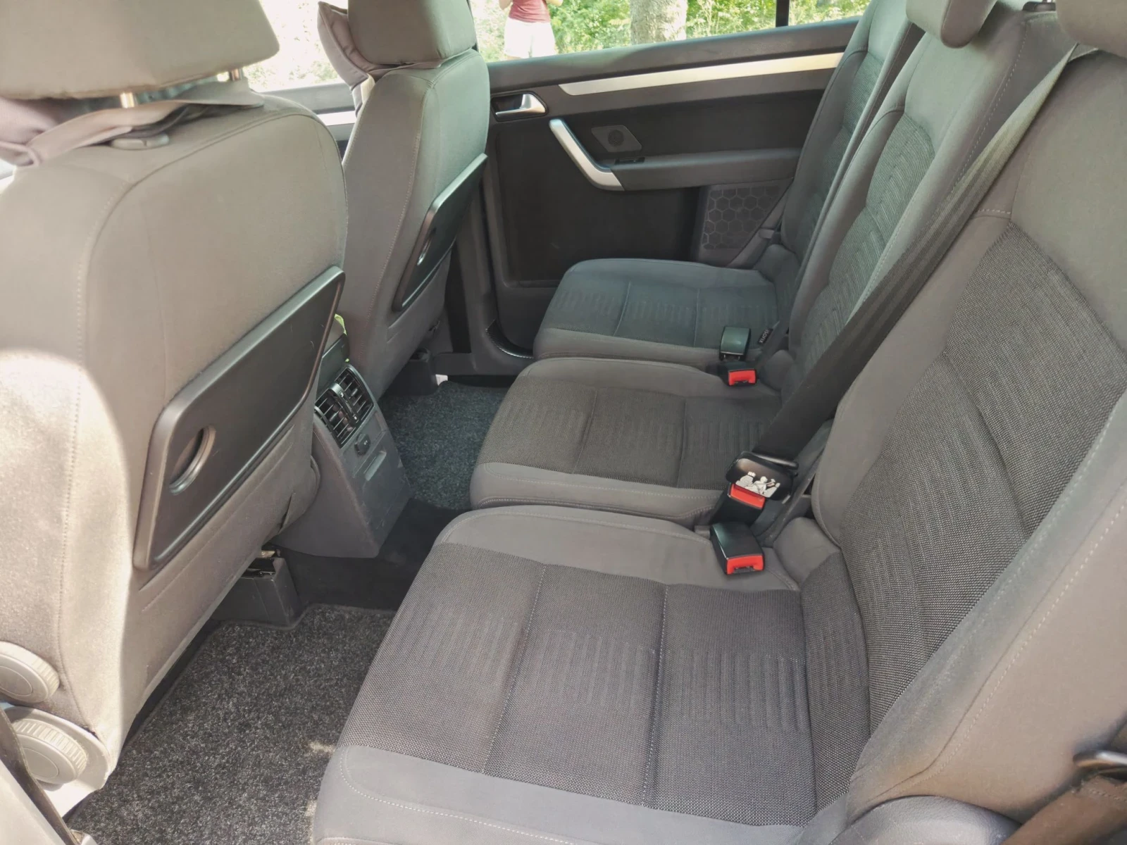 VW Touran 2.0 140hp, снимка 13 - Автомобили и джипове - 56653401