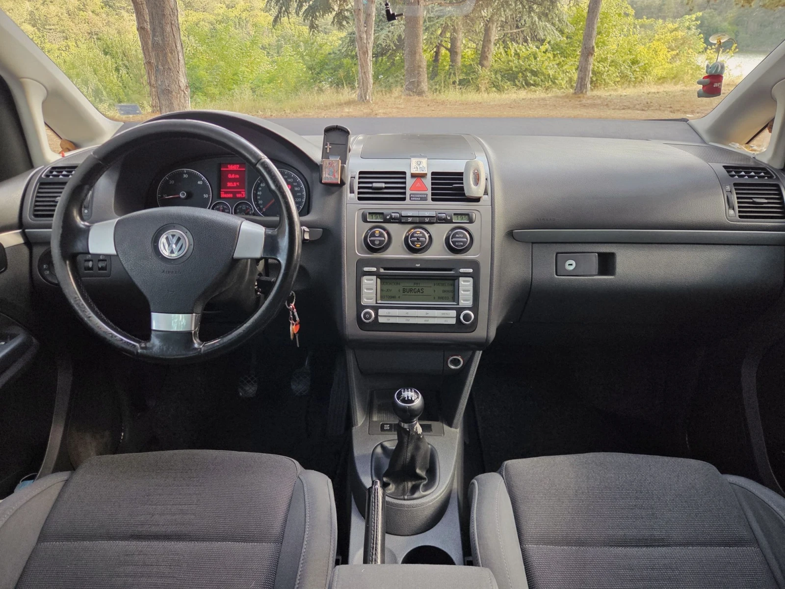 VW Touran 2.0 140hp, снимка 8 - Автомобили и джипове - 56653401