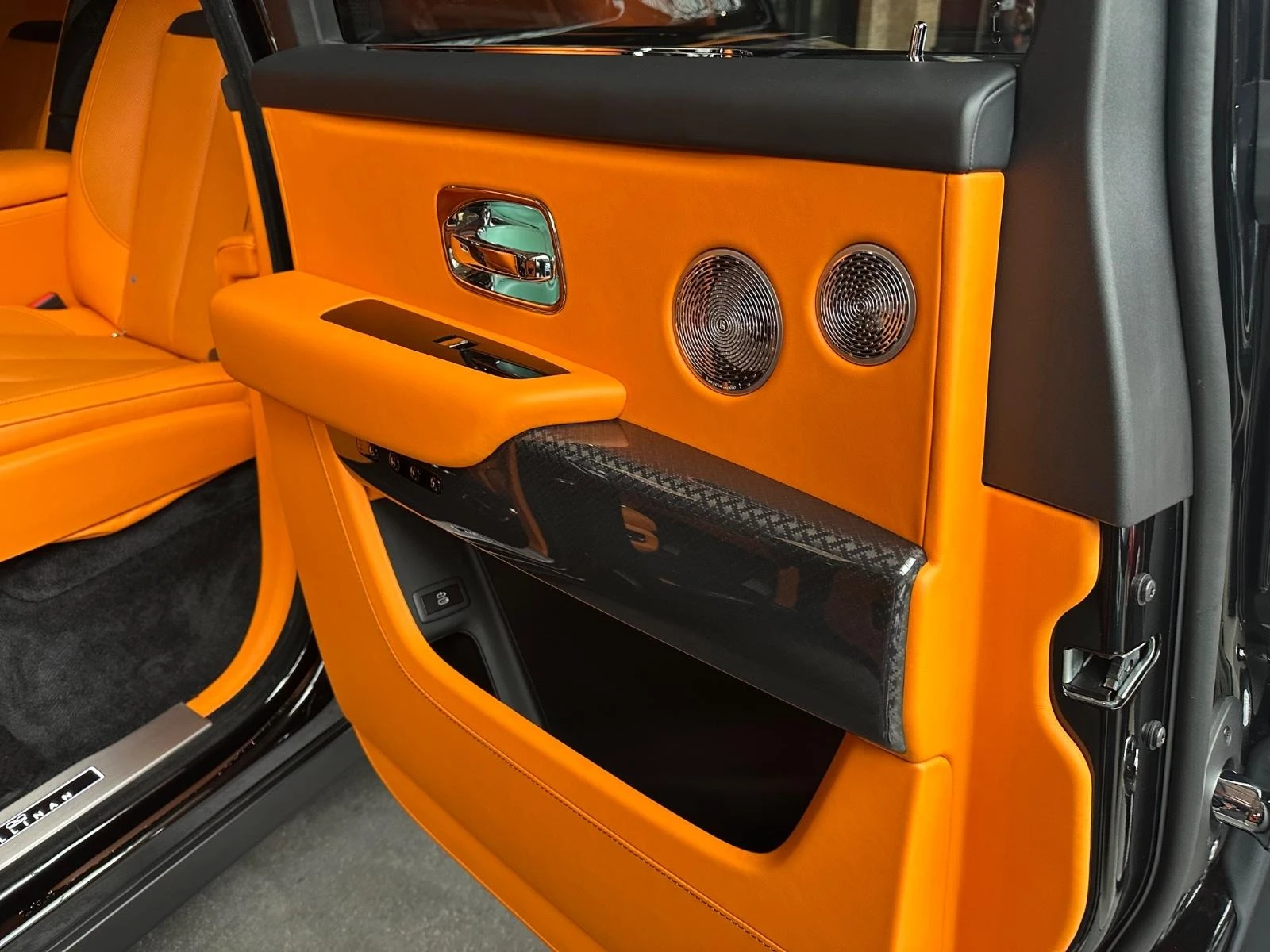 Rolls-Royce Cullinan BLACK BADGE/BESPOKE/SHOOTING STAR/4-SEATS/, снимка 13 - Автомобили и джипове - 53724752