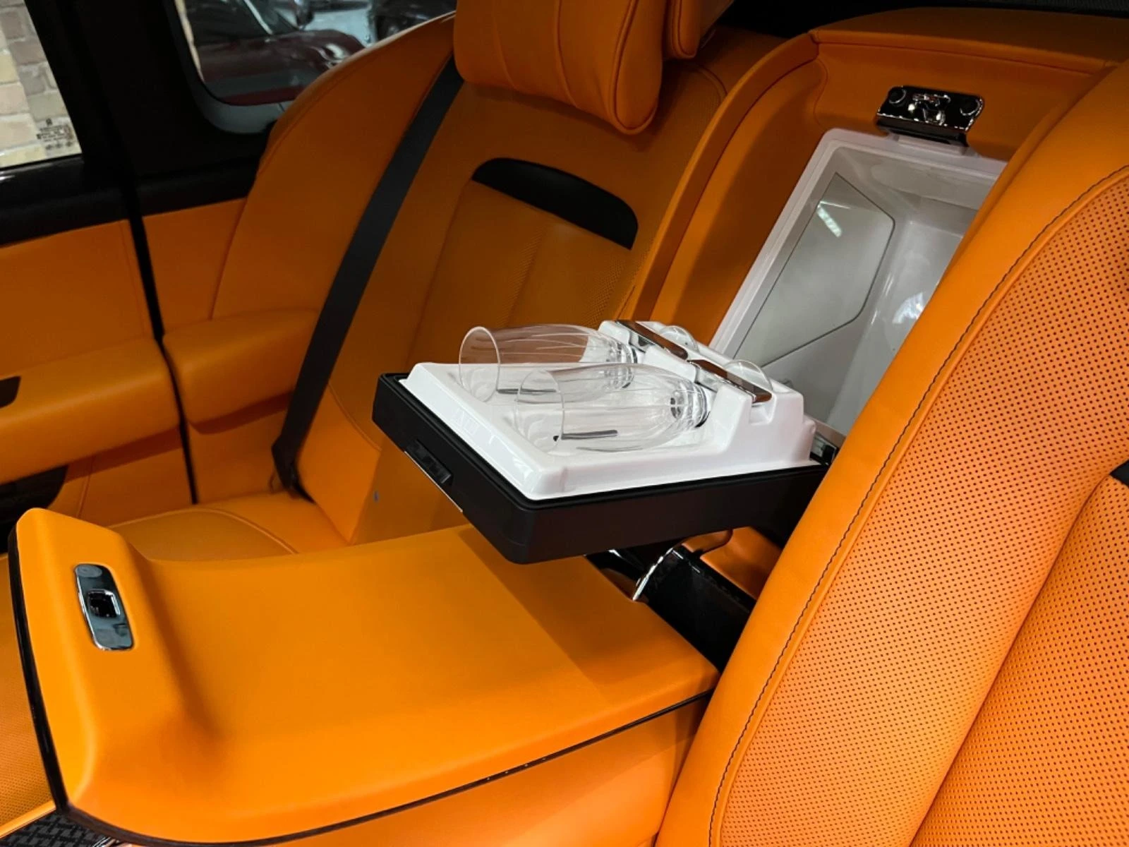 Rolls-Royce Cullinan BLACK BADGE/BESPOKE/SHOOTING STAR/4-SEATS/, снимка 16 - Автомобили и джипове - 53724752