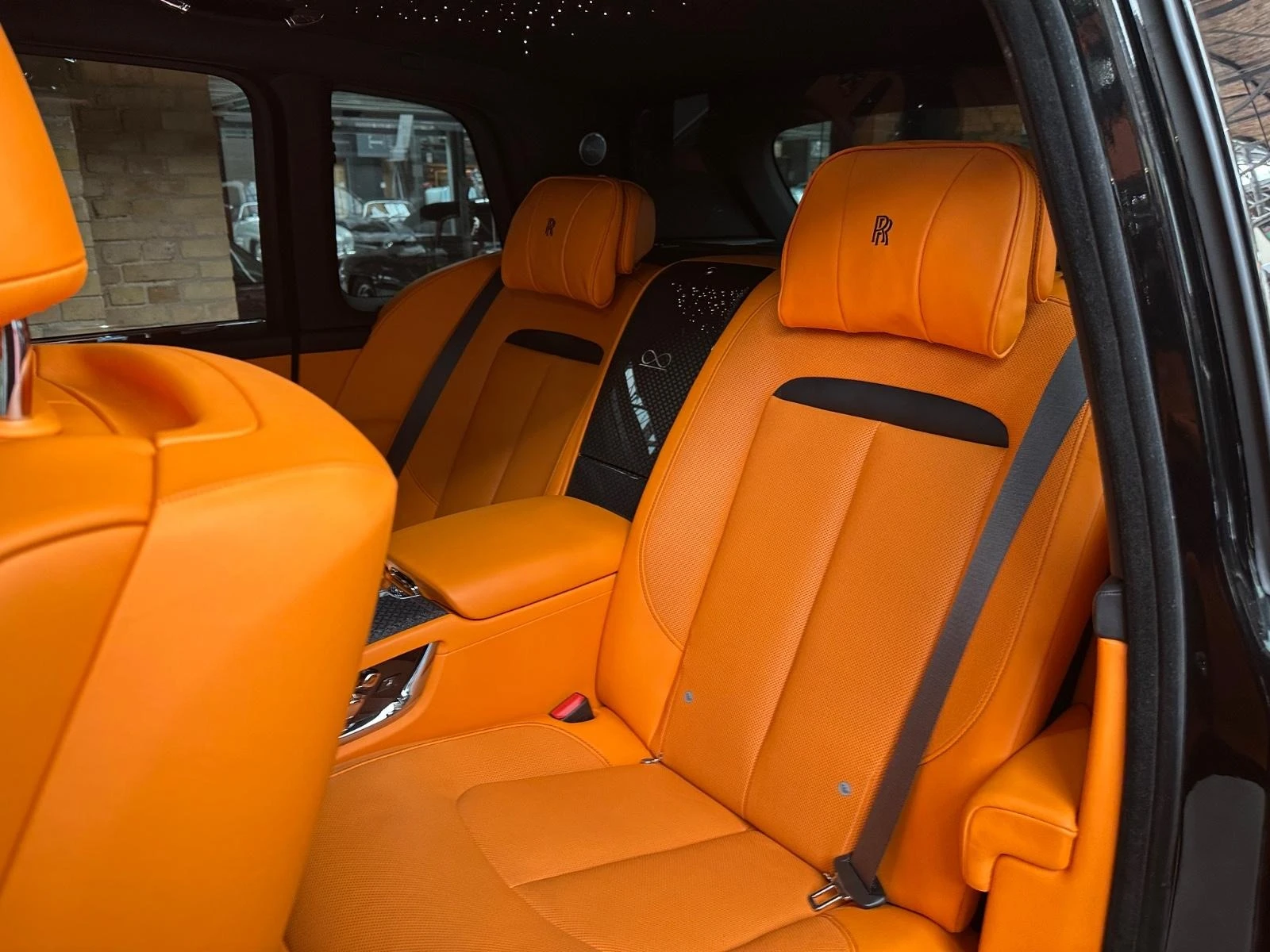 Rolls-Royce Cullinan BLACK BADGE/BESPOKE/SHOOTING STAR/4-SEATS/, снимка 14 - Автомобили и джипове - 53724752