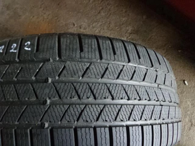 Гуми Зимни 275/40R22, снимка 2 - Гуми и джанти - 14440898