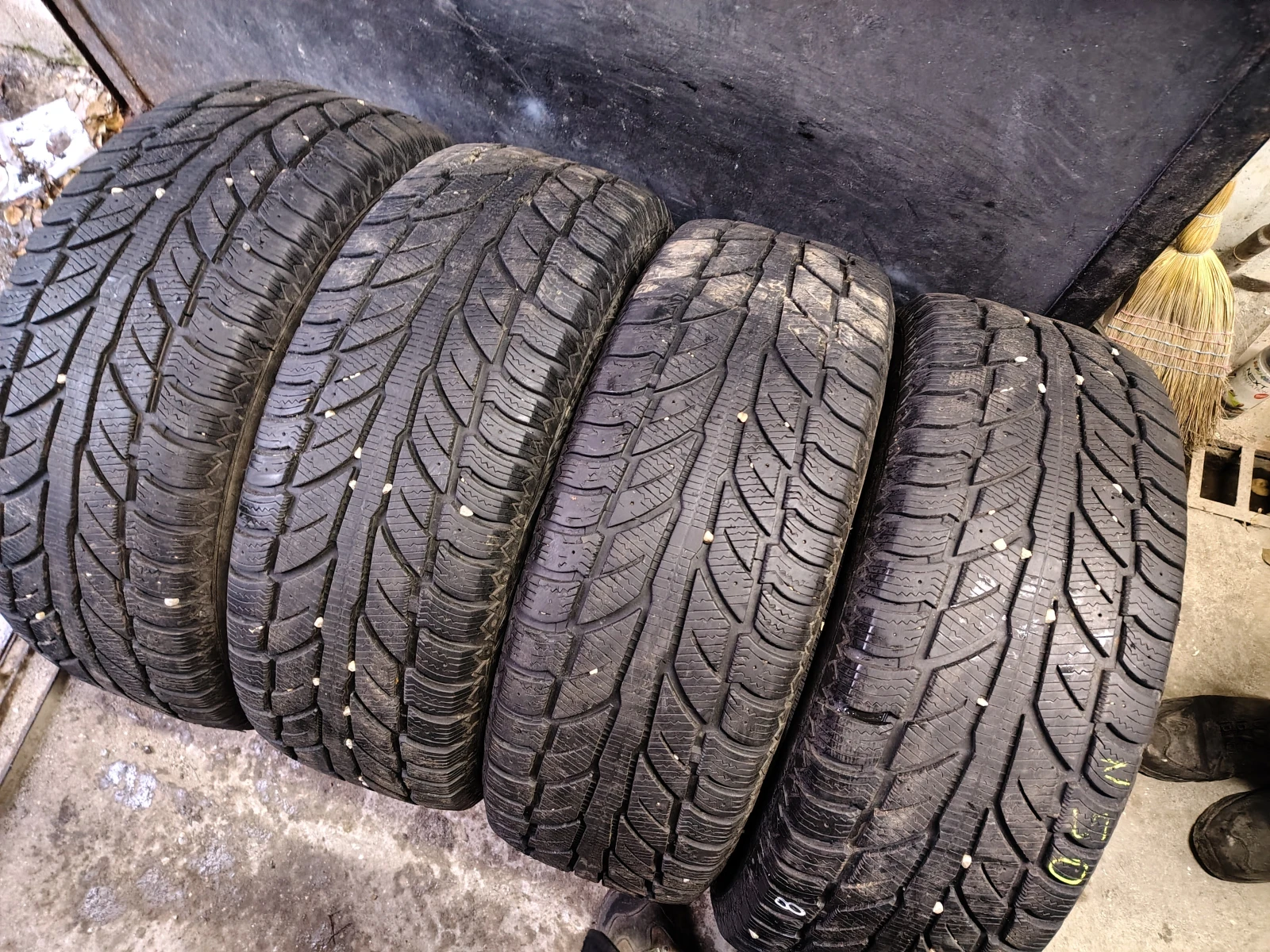 Гуми Зимни 245/65R17, снимка 2 - Гуми и джанти - 54103391