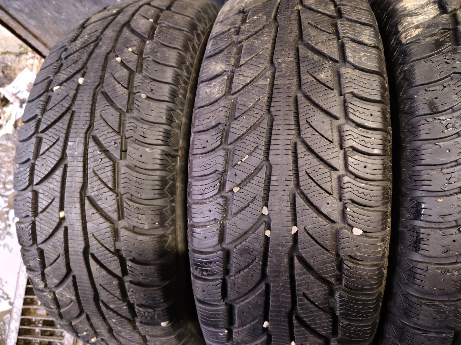 Гуми Зимни 245/65R17, снимка 3 - Гуми и джанти - 54103391