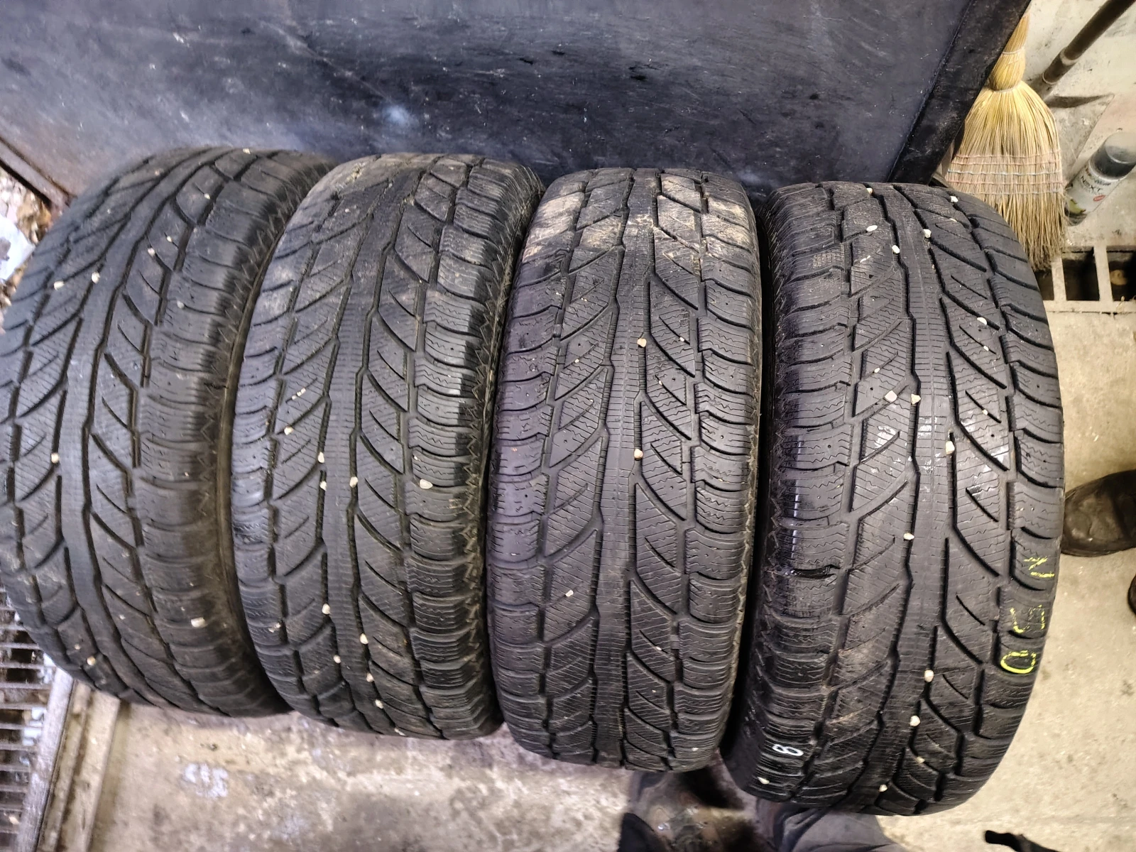 Гуми Зимни 245/65R17
