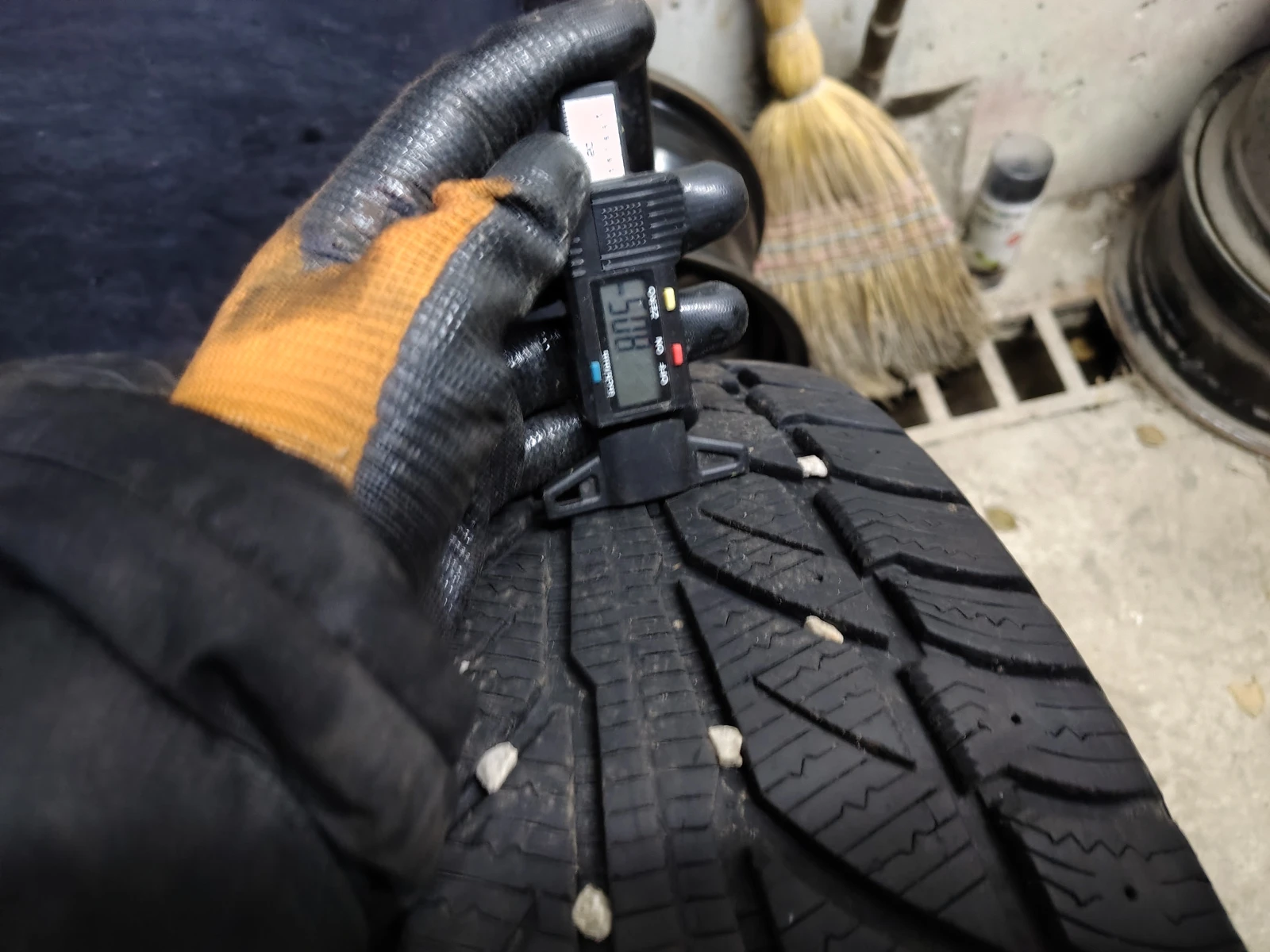 Гуми Зимни 245/65R17, снимка 5 - Гуми и джанти - 54103391