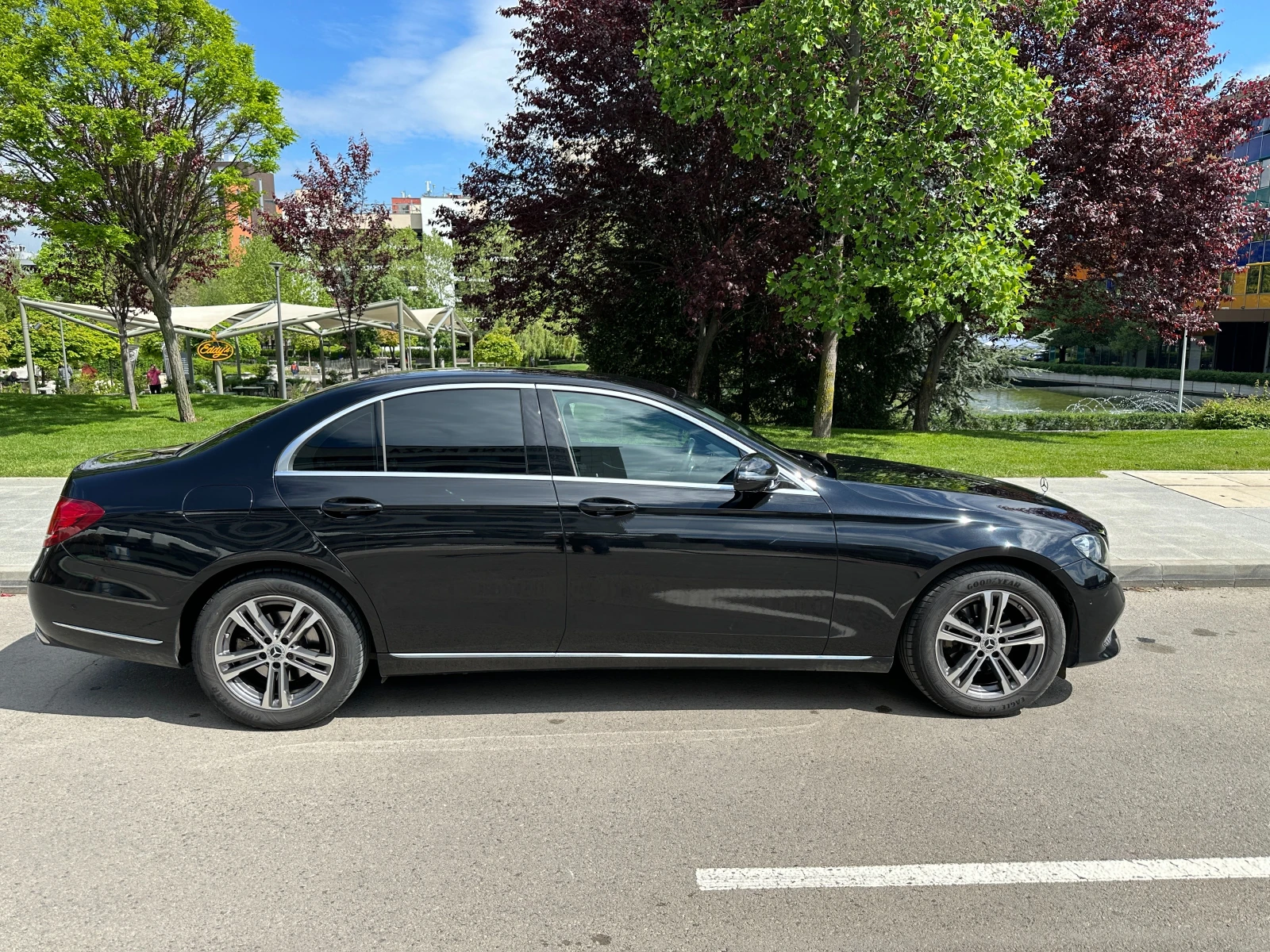 Mercedes-Benz E 220, снимка 6 - Автомобили и джипове - 54641965