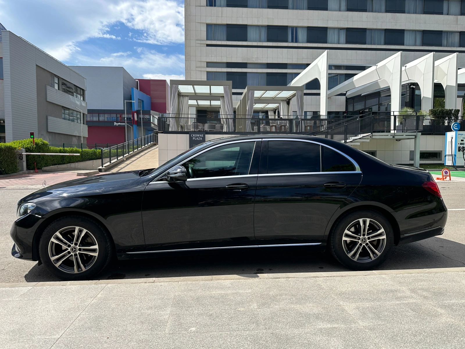 Mercedes-Benz E 220, снимка 3 - Автомобили и джипове - 54641965