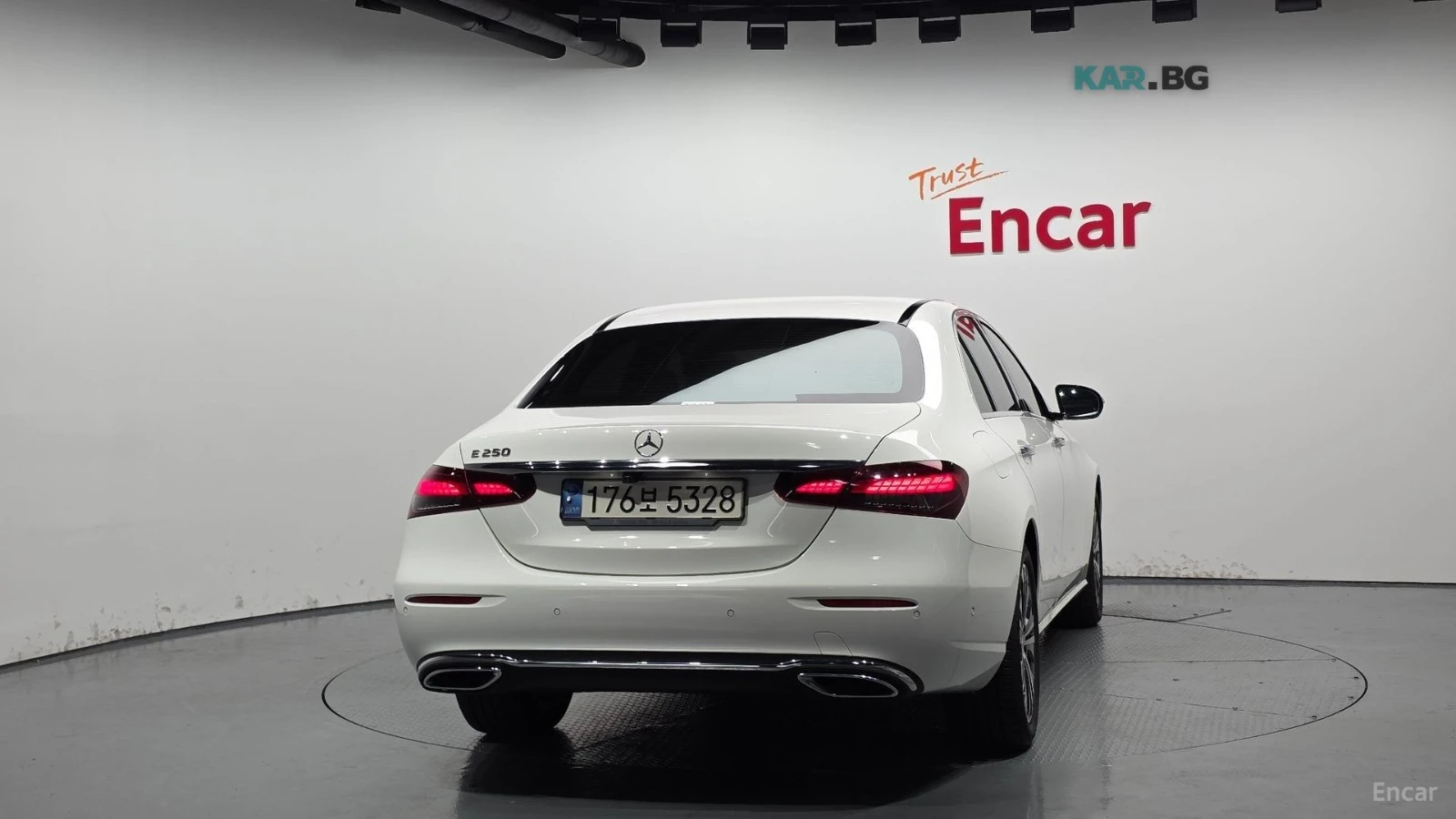 Mercedes-Benz E 250 * 360* ПАНО* KEYLESS* Camera* ПОДГРЕВ* , снимка 4 - Автомобили и джипове - 55404633