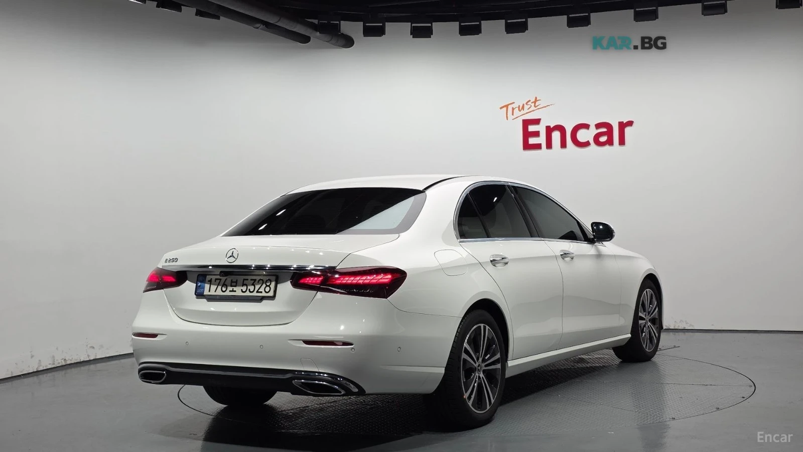 Mercedes-Benz E 250 * 360* ПАНО* KEYLESS* Camera* ПОДГРЕВ* , снимка 2 - Автомобили и джипове - 55404633
