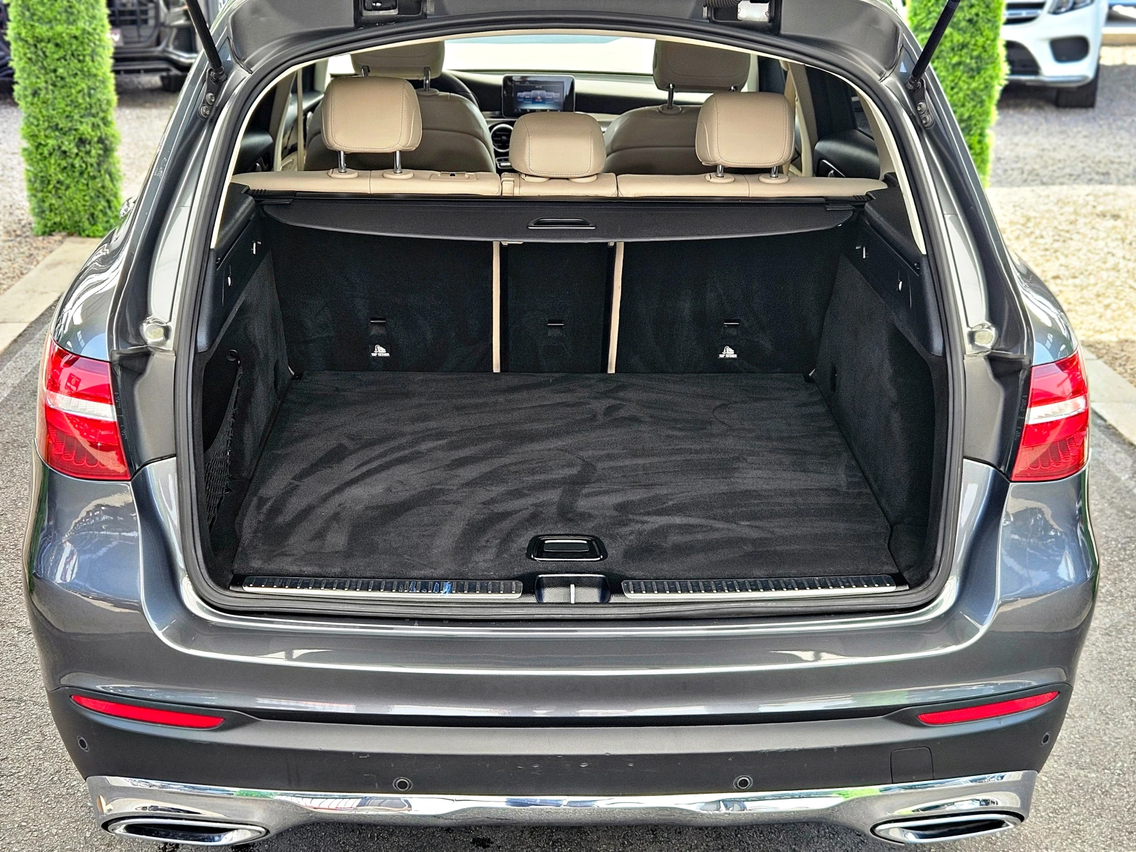 Mercedes-Benz GLC 250 AMG/4MATIC/GERMANY/9G-TRONIC/CAMERA/KEYLESS/LIZING, снимка 8 - Автомобили и джипове - 53875571