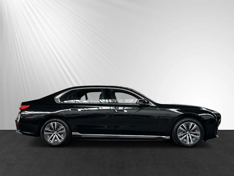 BMW 750 e/xDrive/PLUG-IN/SKY LOUNGE/B&W/ICONIC GLOW/HUD/, снимка 4 - Автомобили и джипове - 47340964