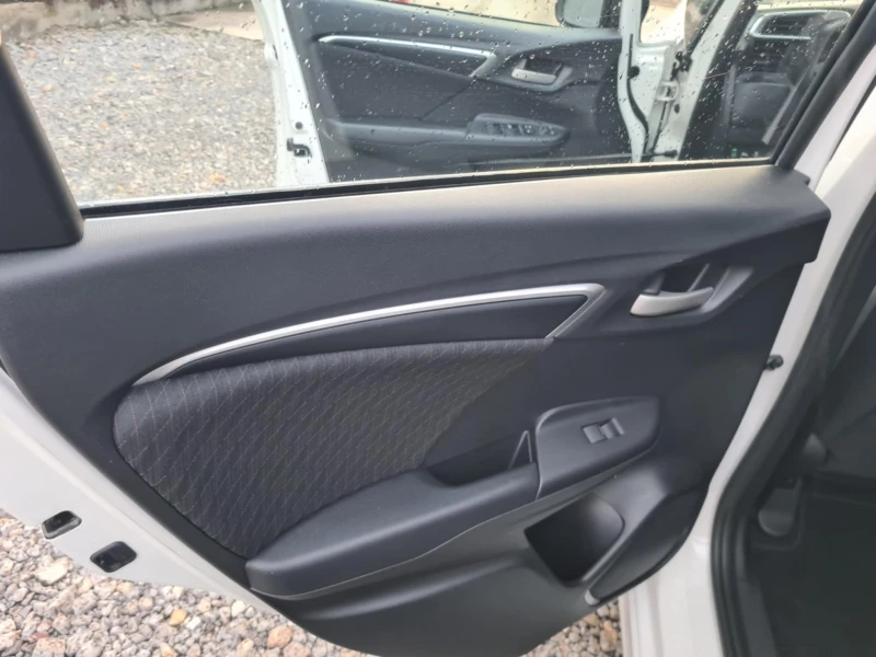 Honda Jazz 1.5i Berlina, снимка 13 - Автомобили и джипове - 48878323