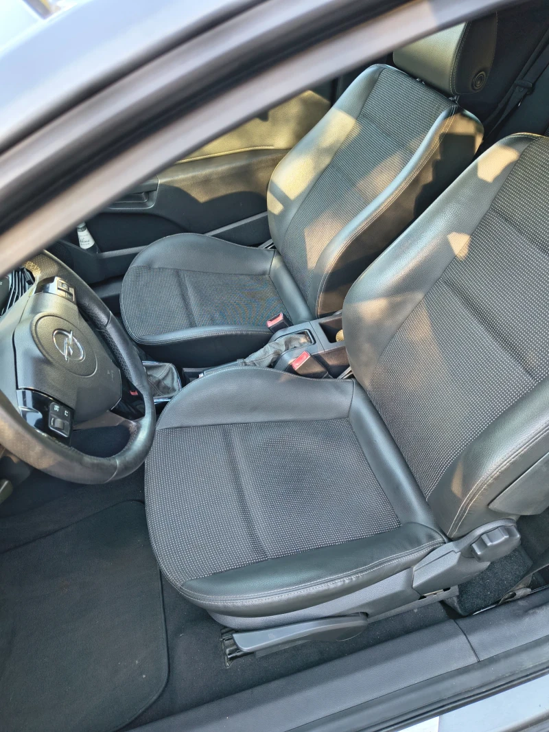 Opel Astra 1.9 GTC, снимка 4 - Автомобили и джипове - 52205253