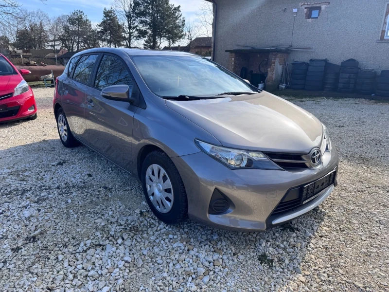 Toyota Auris 1.33i Климатроник, снимка 7 - Автомобили и джипове - 53400805