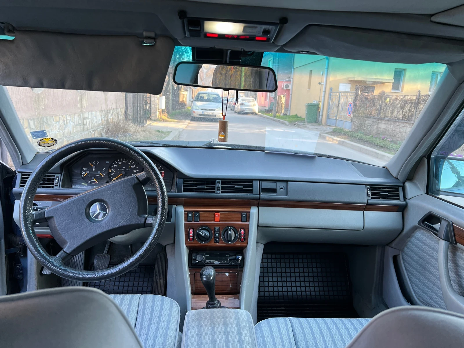 Mercedes-Benz 124 200 E, снимка 7 - Автомобили и джипове - 53849470