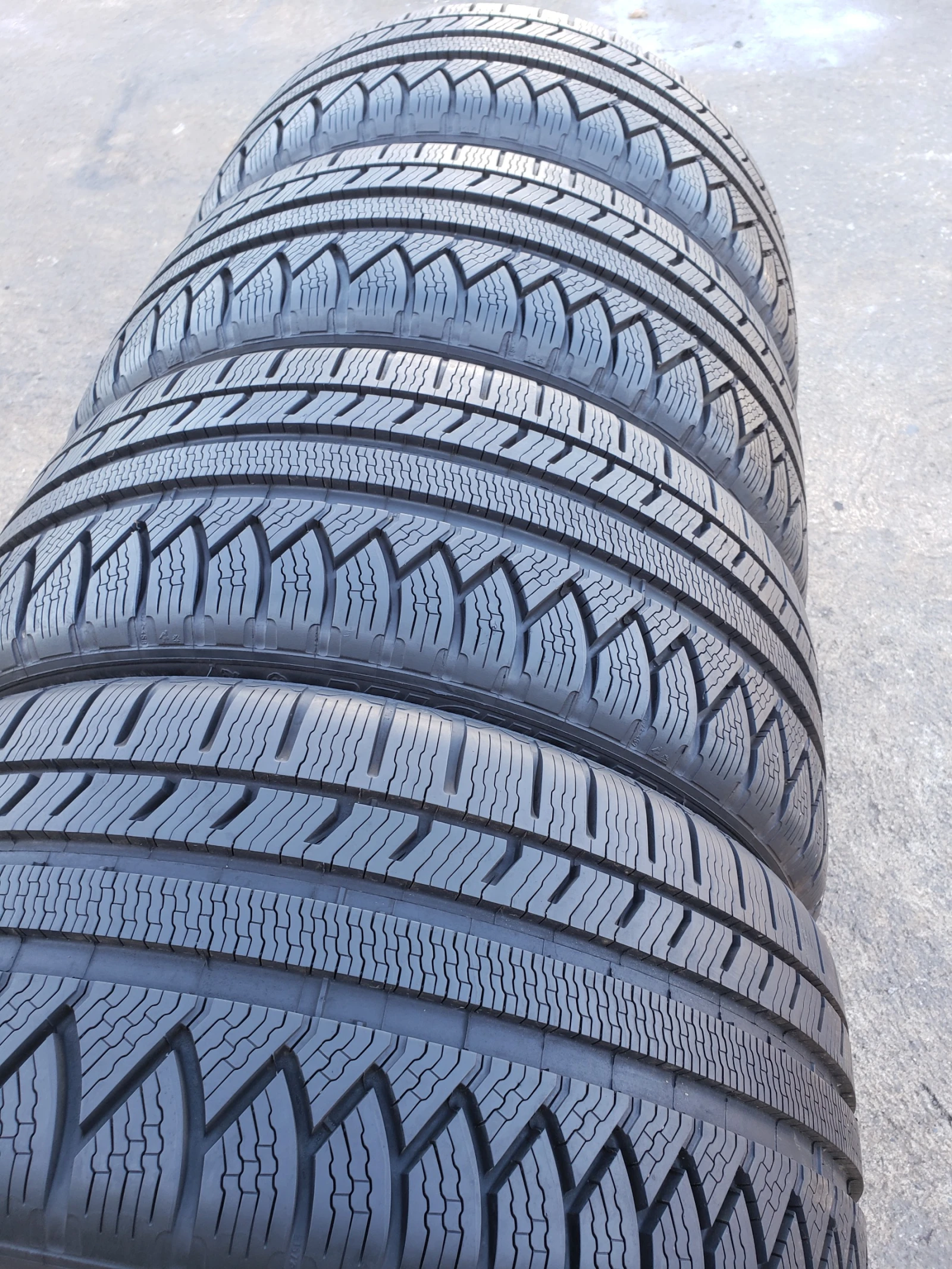Гуми Зимни 245/45R17, снимка 3 - Гуми и джанти - 56094877