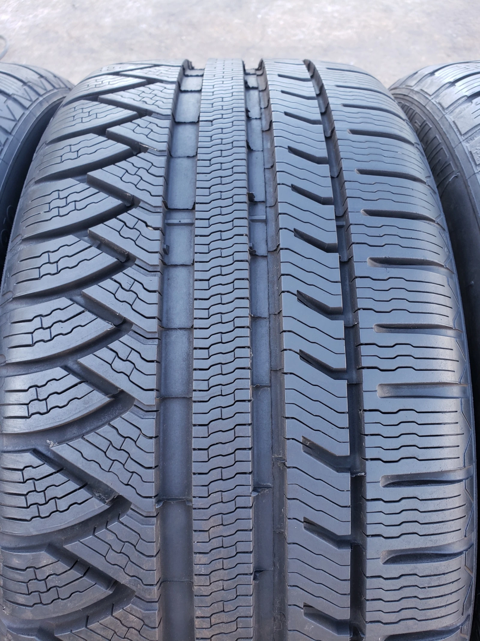 Гуми Зимни 245/45R17