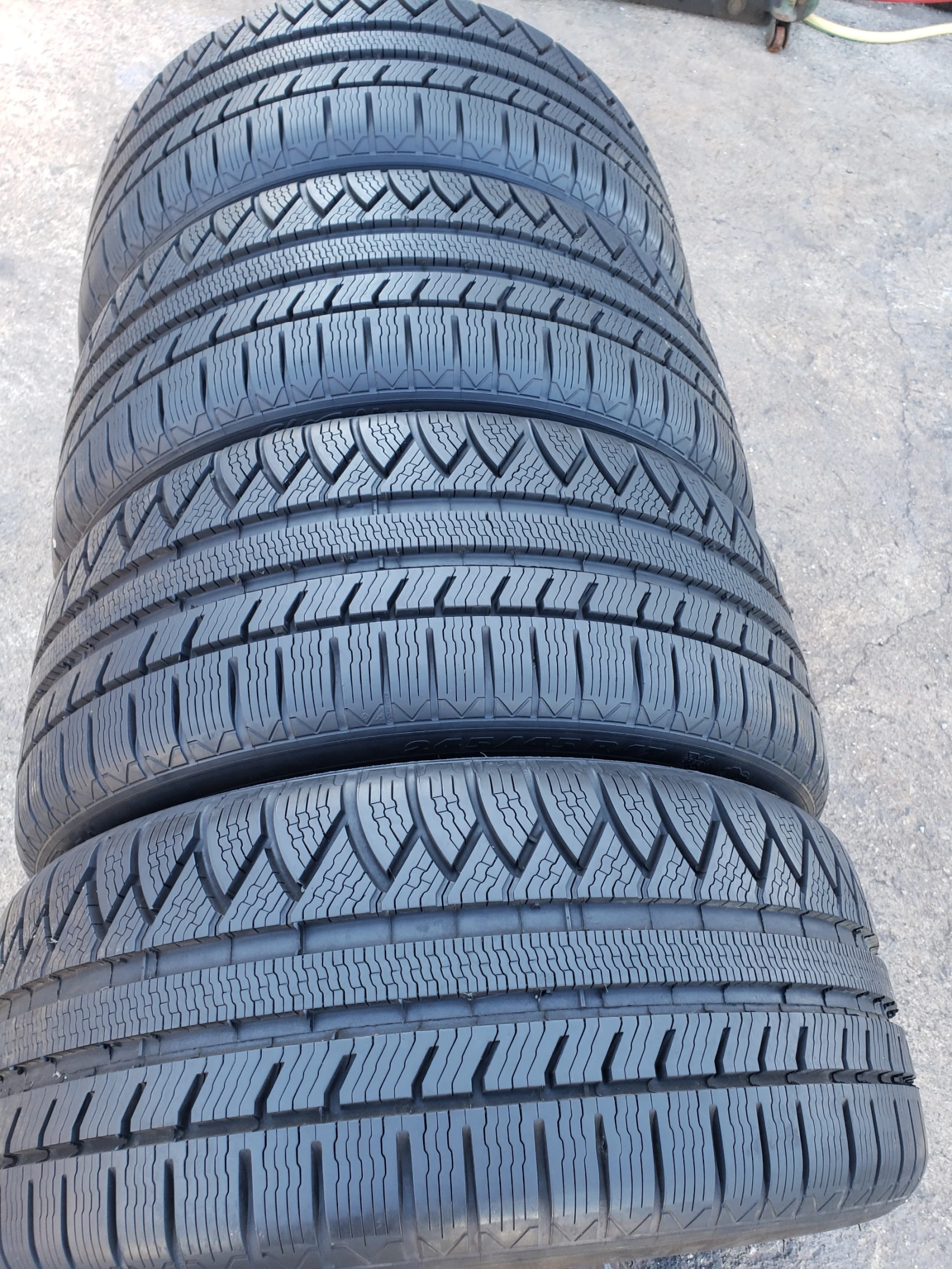 Гуми Зимни 245/45R17, снимка 4 - Гуми и джанти - 56094877