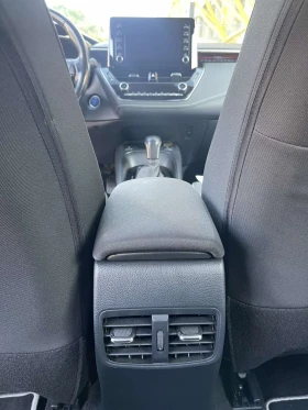Toyota Corolla Touring Sports 2.0 Hybrid Обслужена с Гаранция, снимка 15