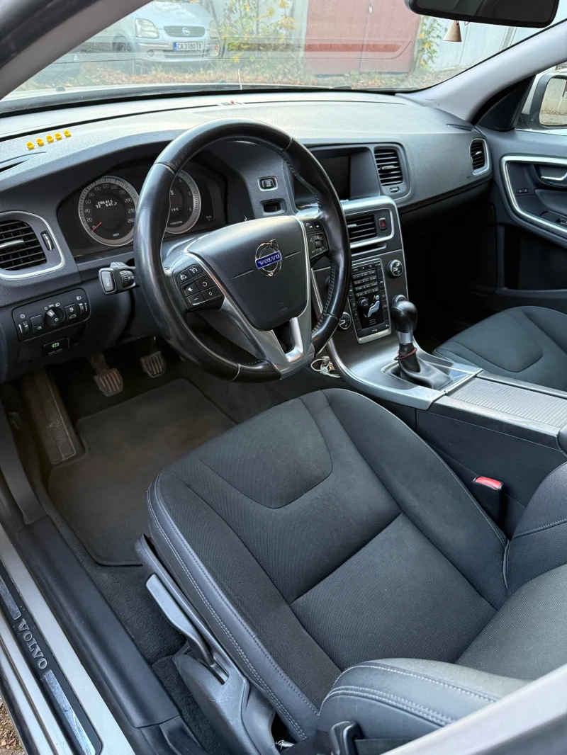 Volvo V60, снимка 6 - Автомобили и джипове - 52499802