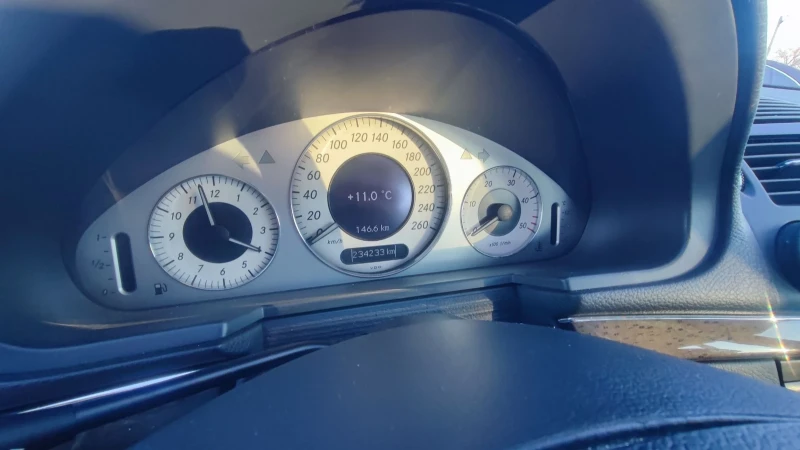 Mercedes-Benz E 270 CDI AVANTGARDE, снимка 14 - Автомобили и джипове - 52929643
