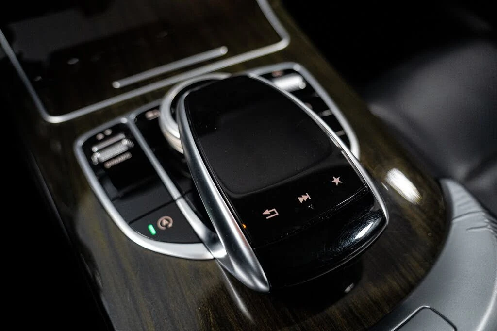 Mercedes-Benz C 300 4MATIC* KEYLESS* ПОДГРЕВ* КАМЕРА* ПАНОРАМА, снимка 11 - Автомобили и джипове - 53798181