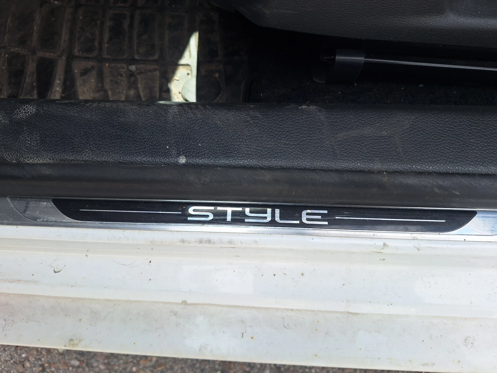 VW Golf 1.6 TDI 105K.C. Style, снимка 12 - Автомобили и джипове - 54246209