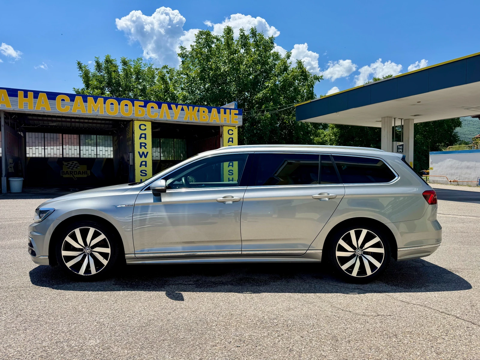VW Passat 2.0TDI R-Line x3, снимка 8 - Автомобили и джипове - 55137303