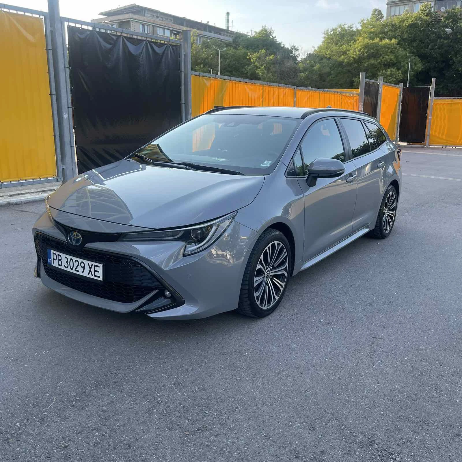 Toyota Corolla Touring Sports 2.0 Hybrid Обслужена с Гаранция