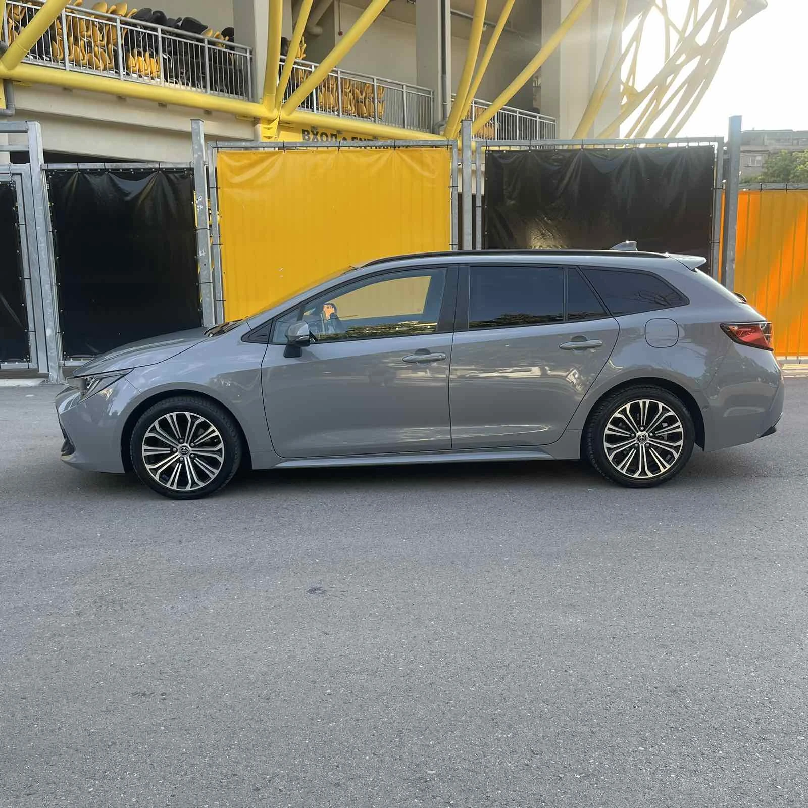 Toyota Corolla Touring Sports 2.0 Hybrid Обслужена с Гаранция, снимка 3 - Автомобили и джипове - 55197690