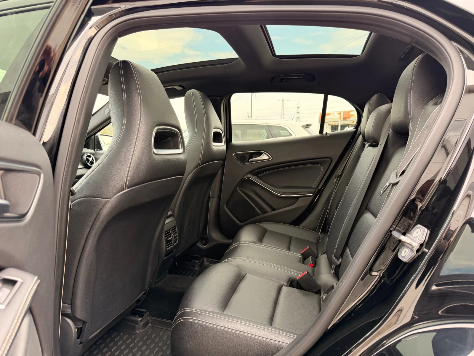 Mercedes-Benz GLA 200 AMG/4matic/Panorama/Facelife/Distronic, снимка 8 - Автомобили и джипове - 54095283