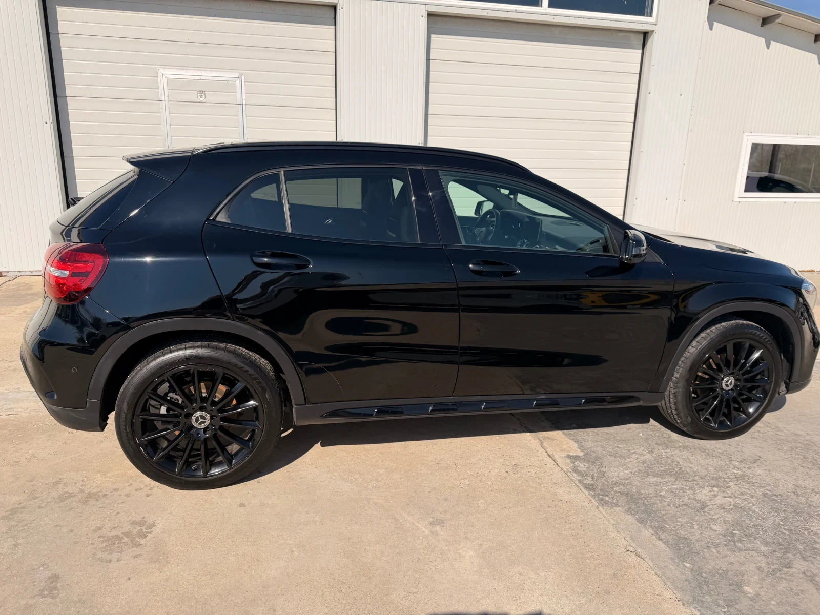 Mercedes-Benz GLA 200 AMG/4matic/Panorama/Facelife/Distronic, снимка 14 - Автомобили и джипове - 54095283