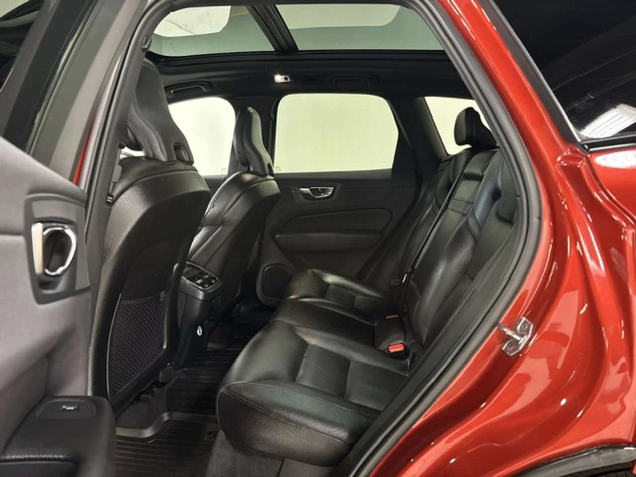 Volvo XC60 T6 R-Design, снимка 10 - Автомобили и джипове - 56697505