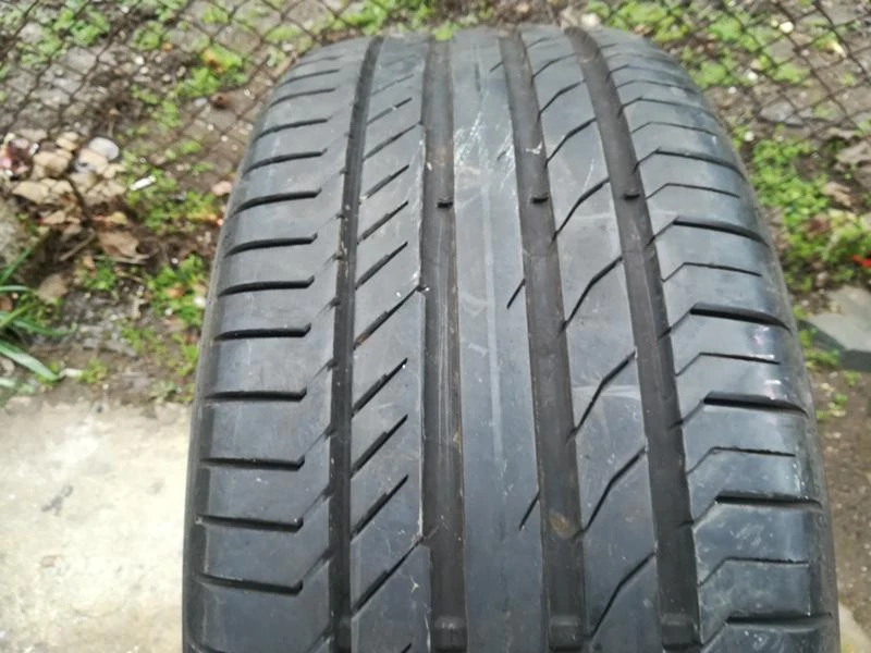 Гуми Летни 235/40R19, снимка 1 - Гуми и джанти - 20441483