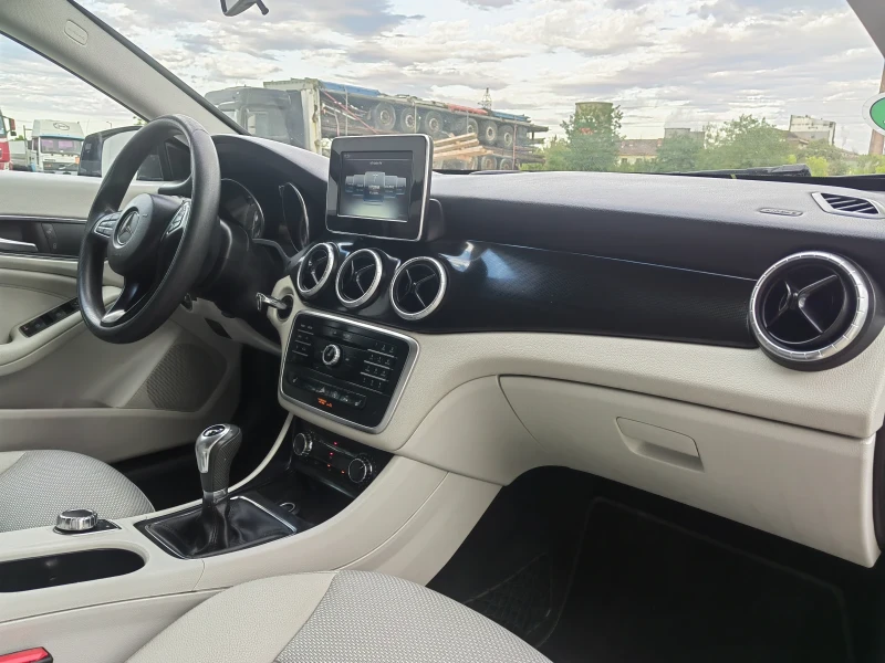 Mercedes-Benz CLA 200, снимка 13 - Автомобили и джипове - 52680184