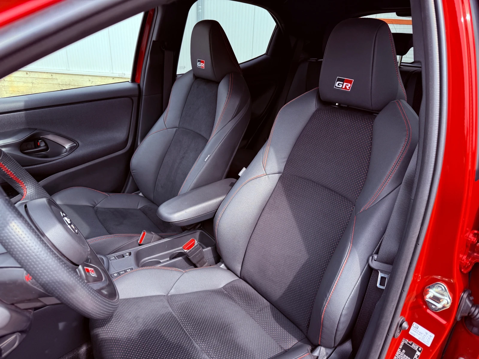 Toyota Yaris Hibrid, GR пакет , снимка 10 - Автомобили и джипове - 53917567